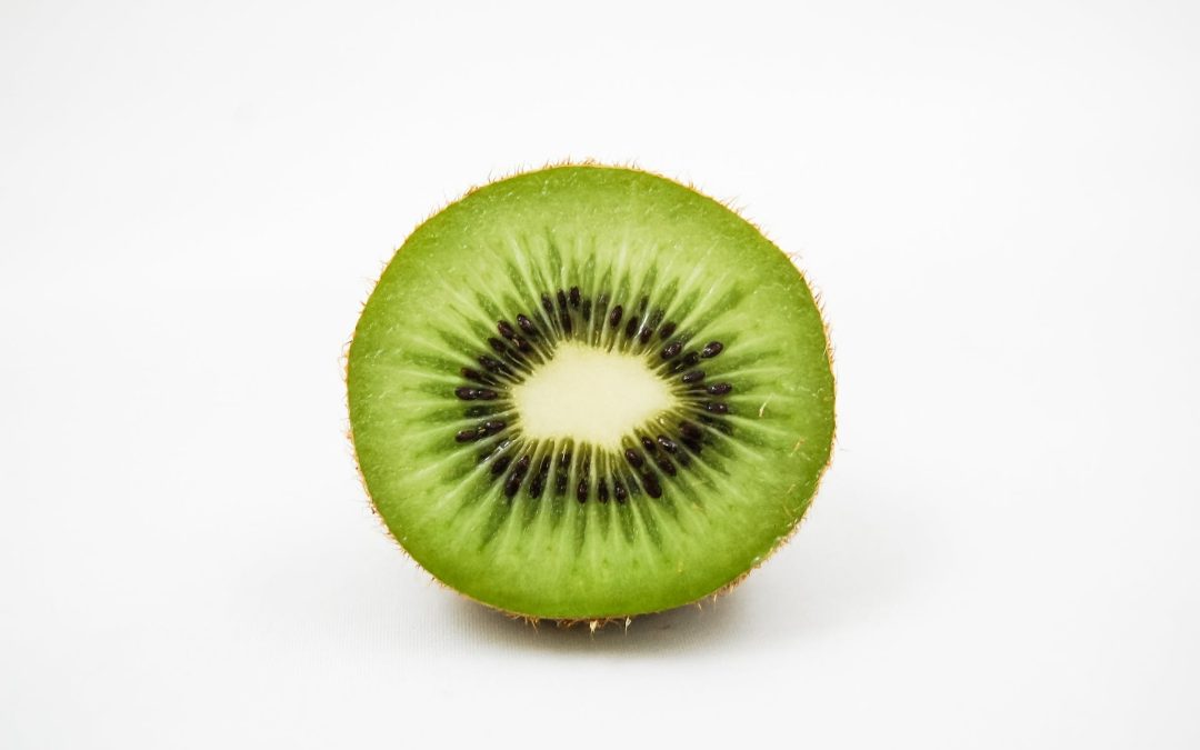 Descubre los beneficios de comer la piel del kiwi